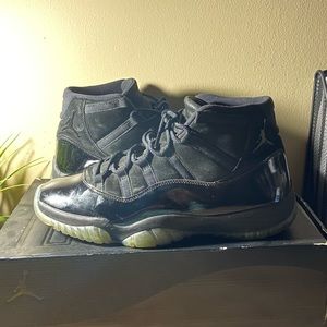 MENS CAP N GOWN JORDAN 11s